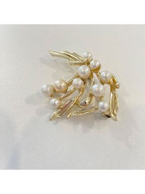 Vintage Coro Gold-Tone Leaf & Pearl Brooch Pin Jewelry timeless classic feminine